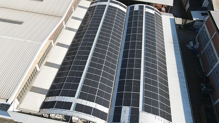 SCAM_02 Impianto fotovoltaico costruito su terreno per l'azienda Emeden, vista dall'alto di un campo con un impianto a pannelli solari .