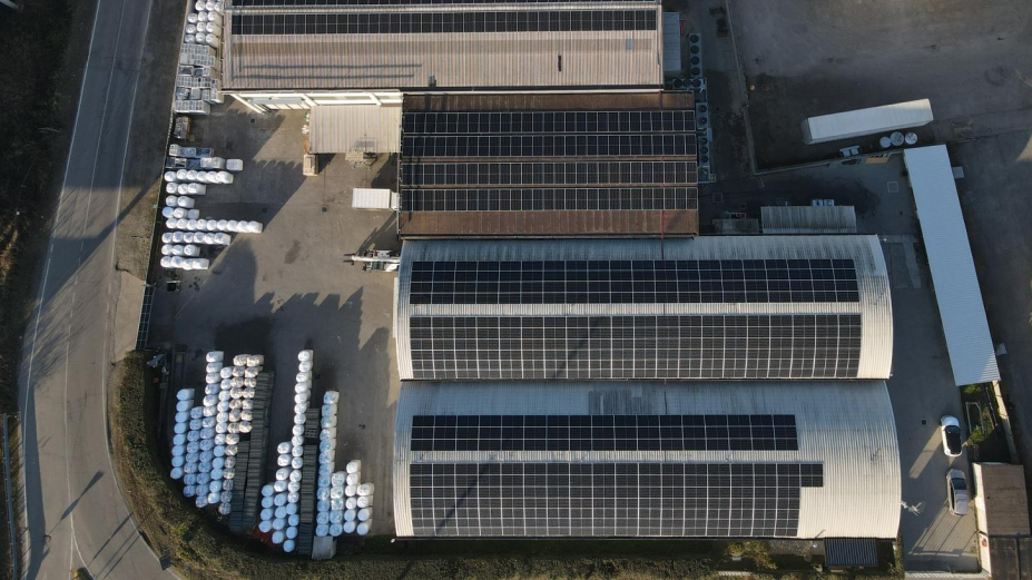 Impianto fotovoltaico costruito sul tetto dei capannoni dell'azienda ArtPlast, vista dall'alto.